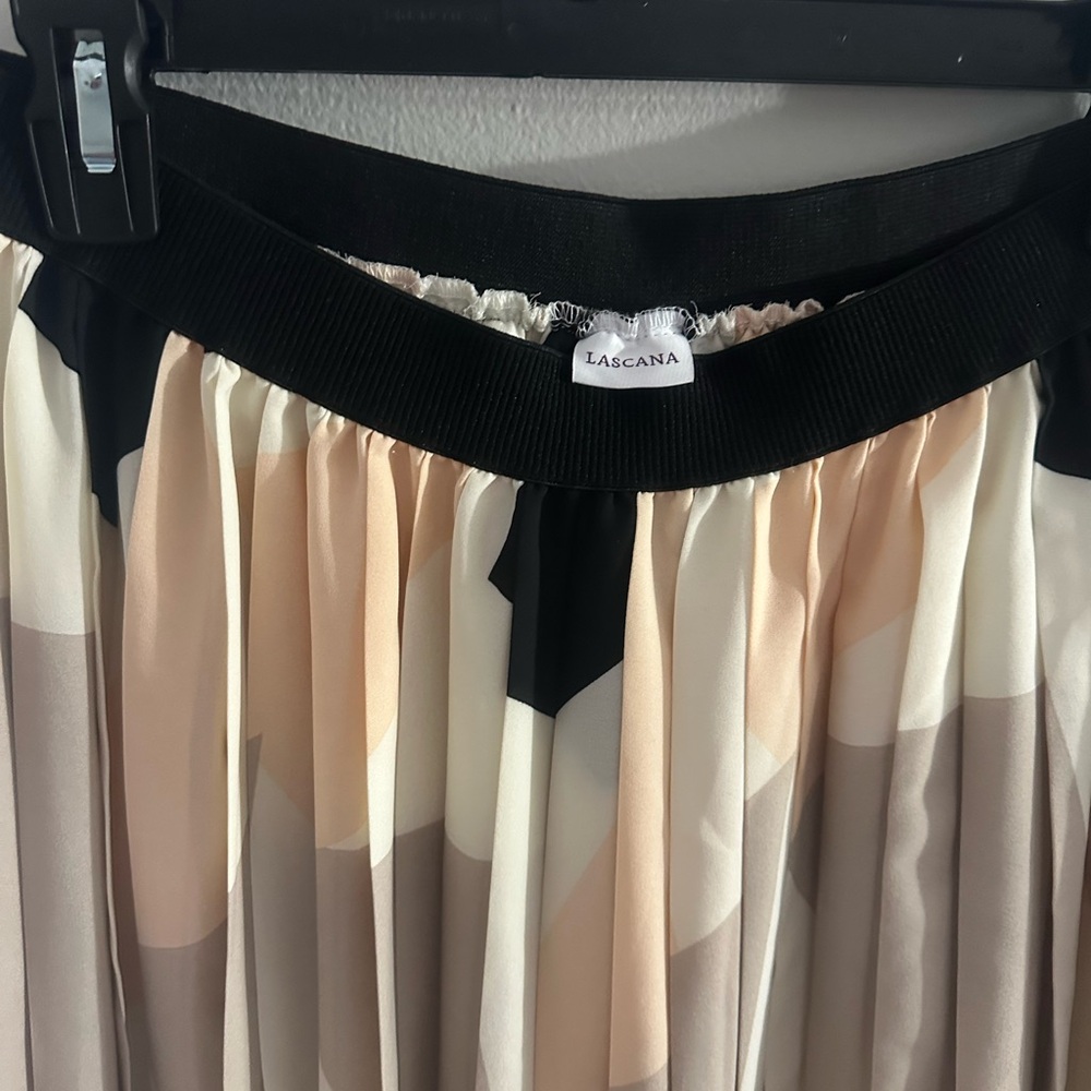 LASCANA Pleated Geometric
Pattern Skirt with Elastic Waistband
LASCANA